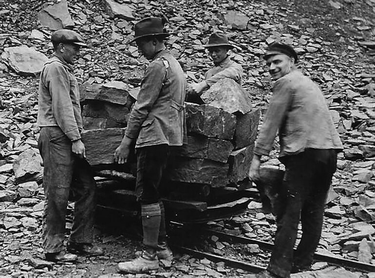 Loren helfen beim Transport der Steine im Steinbruch.