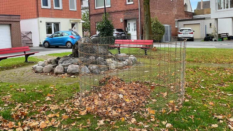 Laubbehälter am Maurerdenkmal